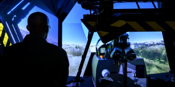 Charles Brown inspectand un simulator de zbor FOTO EPA-EFE