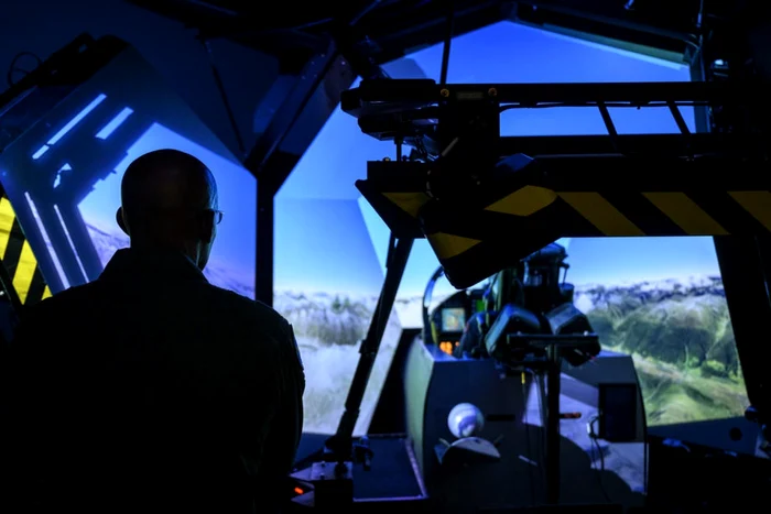 Generalul Charles „CQ” Brown inspectând un simulator de zbor FOTO EPA-EFE