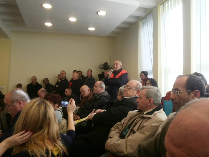 Sala de ședințe, forum pentru nemulțumiți