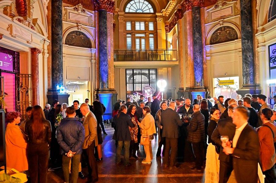 Ultimul weekend în care mai poate fi vizitat Art Safari. Sâmbătă, de Noaptea Muzeelor, iubitorii de artă sunt invitați la Night Tours în Palatul Dacia-România 