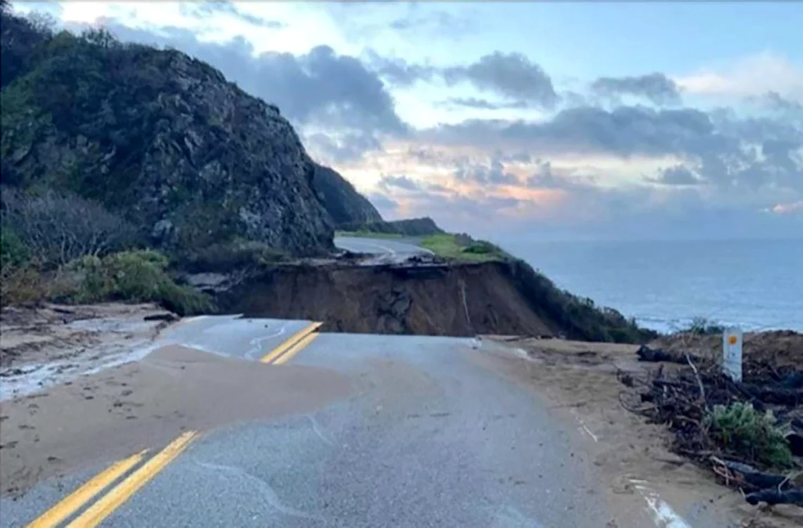 O porţiune a autostrăzii A1 de pe coasta californiei s-a surpat în ocean FOTO EPA-EFE