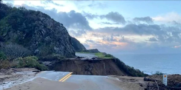 O porţiune a autostrăzii A1 de pe coasta californiei s-a surpat în ocean FOTO EPA-EFE