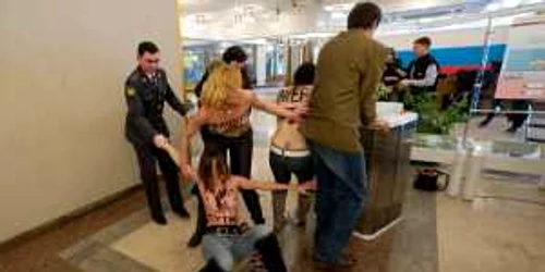 Protestatarele în bustul gol de la organizația „Femen“ au fost imobilizate de agenții de pază