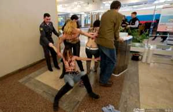 Protestatarele în bustul gol de la organizația „Femen“ au fost imobilizate de agenții de pază