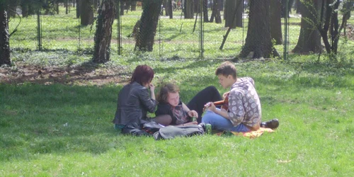 Oamenii au renunţat la geci şi unii chiar şi la încălţăminte şi s-au bucurat de primele zile de căldură FOTO Ionuţ Ungureanu 