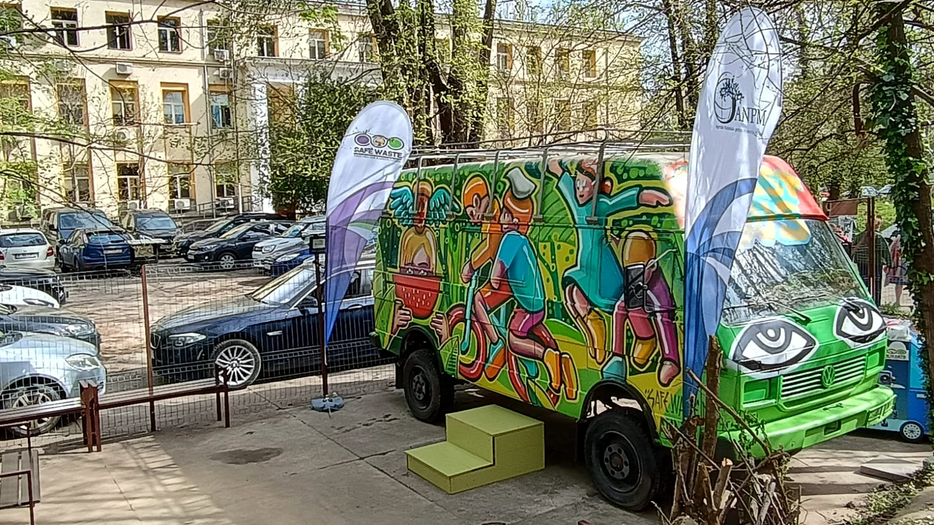 Vechiul microbuz a fost frumos pictat și a devenit atracția copiilor ecologiști