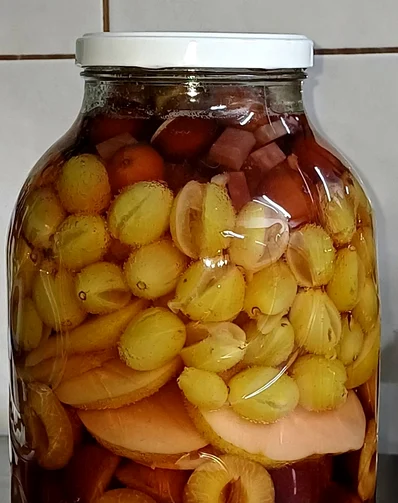 Compot de toamnă în care jujubele sunt combinate cu mai multe fructe