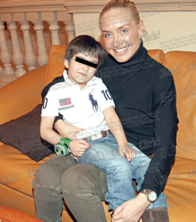 
    Vica, alături de fiul ei, Edan (5 ani). Fosta  iubită a lui Piţurcă trebuie să fie acum  şi mamă, şi tată pentru simpaticul băieţel  