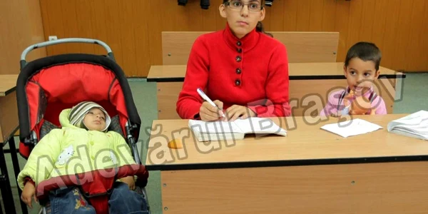Ramona Păcurar a ales şcoala cu toate că este mamă a doi copii