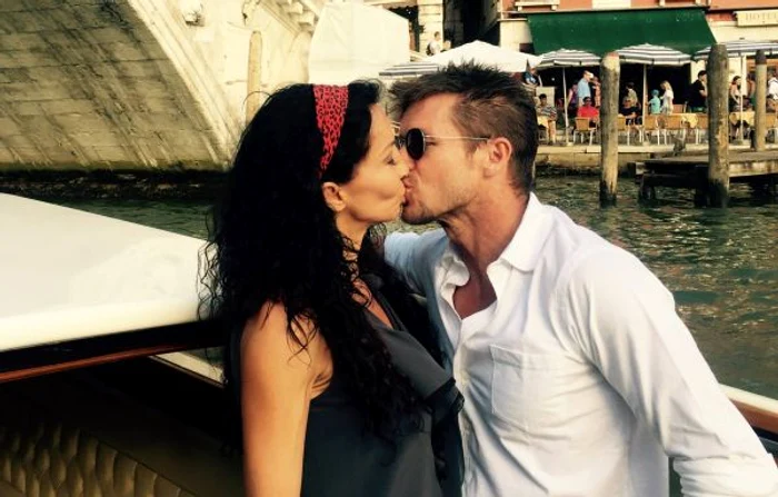 
    Austriacul este nevoit să îi care toate cumpărăturile iubitei luiFoto: Facebook  