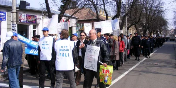 Profesorii au mărşăluit pe Bulevardul Bălcescu 