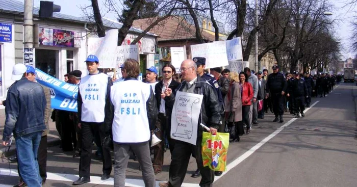 Profesorii au mărşăluit pe Bulevardul Bălcescu 