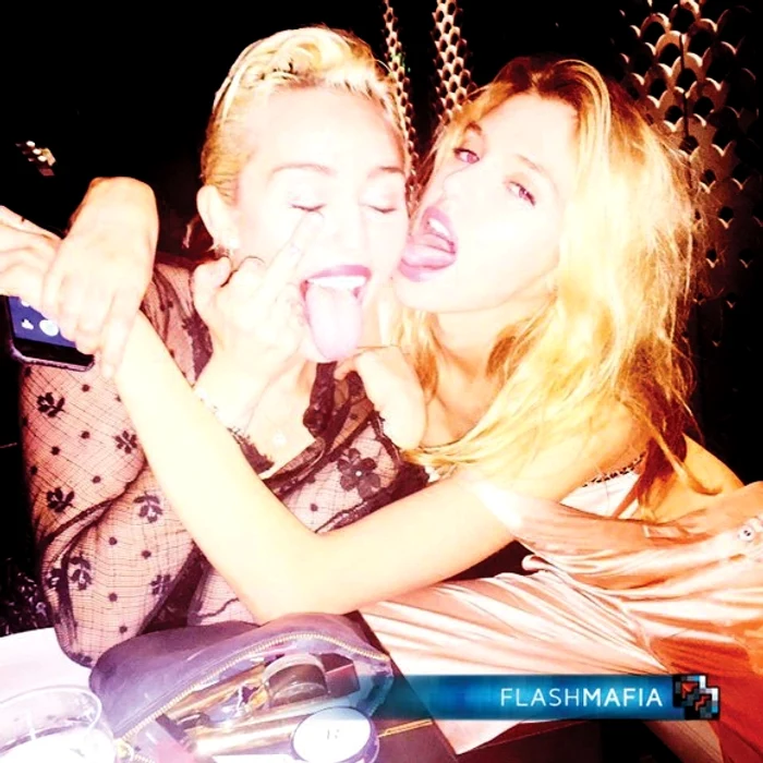 
    Miley Cyrus (22 de ani) și Stella Maxwell (24 de ani)foto: captură video  