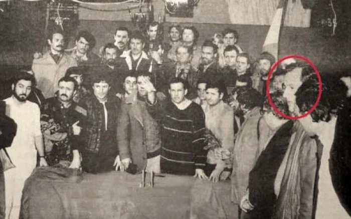 Dumitru Graur (în medalion), la 22 decembrie 1989, în studioul 4 al TVR p Foto: arhivă personala