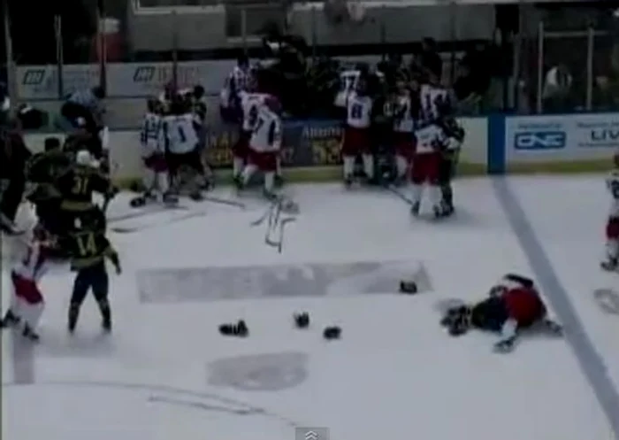 
    Toti jucatorii s-au luat la bataie  