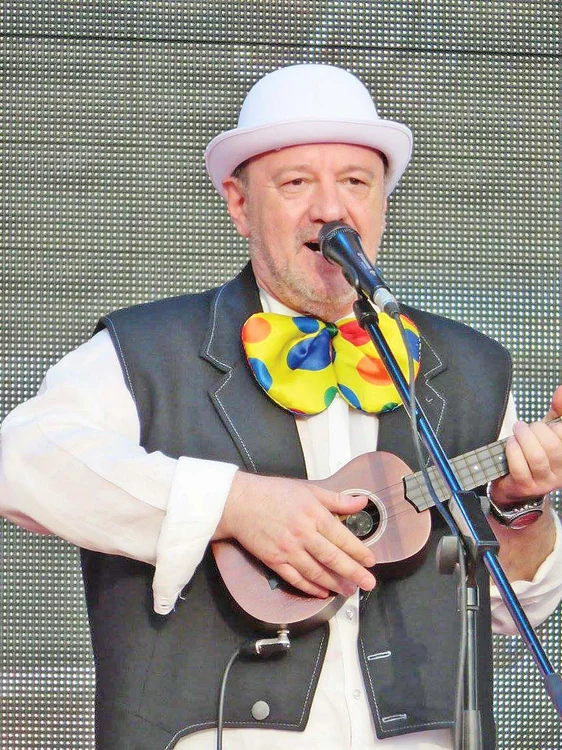 Nicu Alifantis  (65 de ani),   papion în buline,  la evenimentele  pentru copii