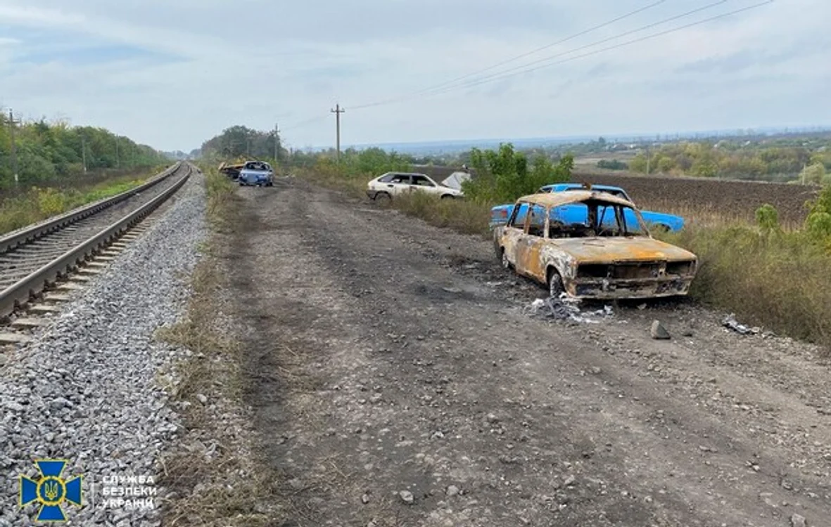 Mașini din convoiul de civili atacat în regiunea Harkov FOTO SBU
