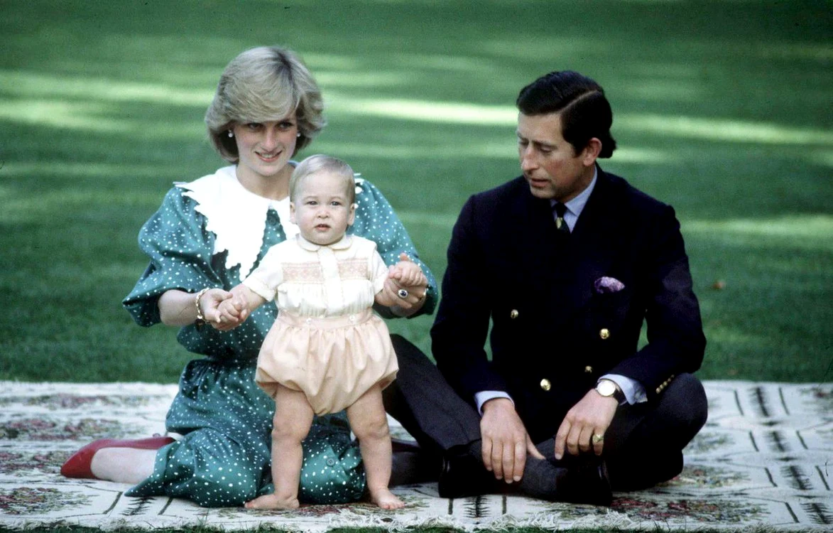 
    Lady Di şi Prinţul Charles  