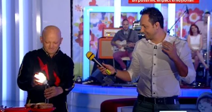 Biba a aprins un bec cu mâna, fără a se folosi de nici o sursă de curent electric (captură: Pro Tv)