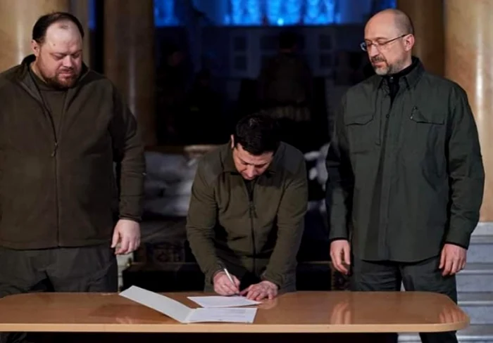 Președintele Zelenski a semnat cererea de aderare a Ucrainei la UE Foto: Twitter