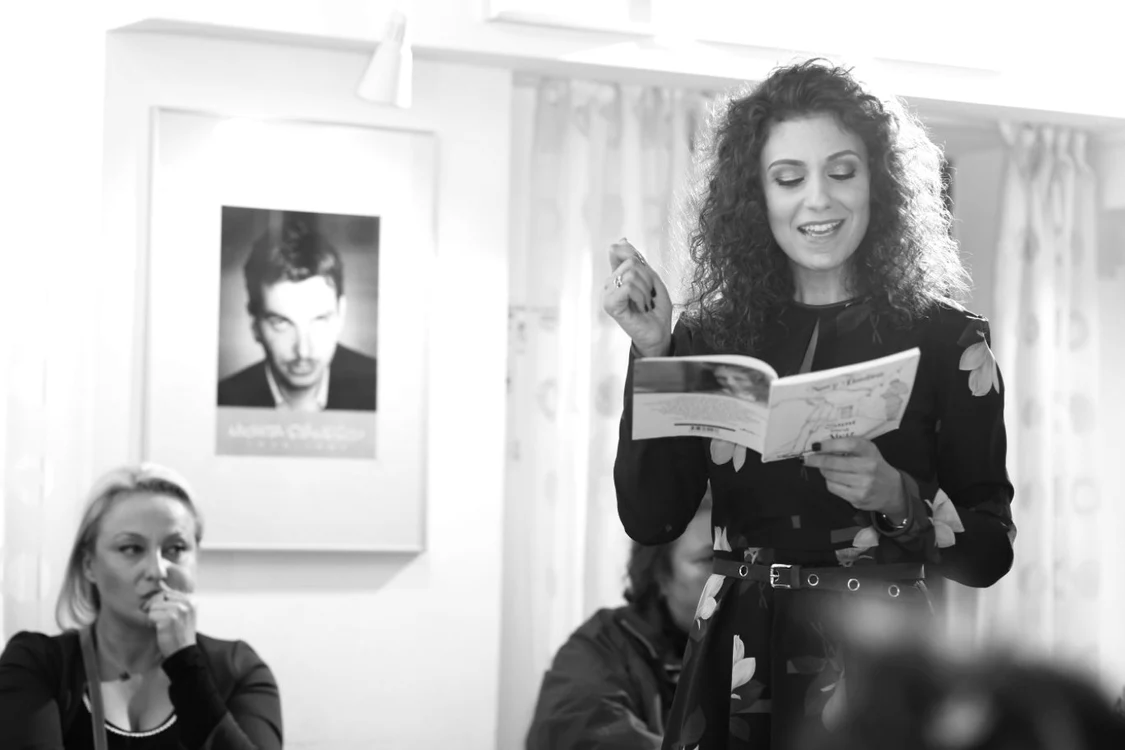 Naty Badea recitând din volumul său FOTOGRAFII: Arhiva Personală