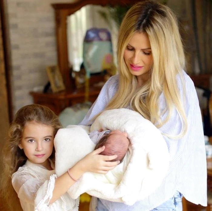 
    Andreea Bănică, o mămică fericită!foto: arhiva personală  