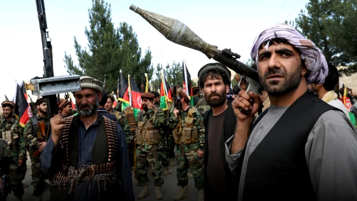 !0 mari oraşe, centre de provincie,s-au predat talibanilor în ultimele noua zile