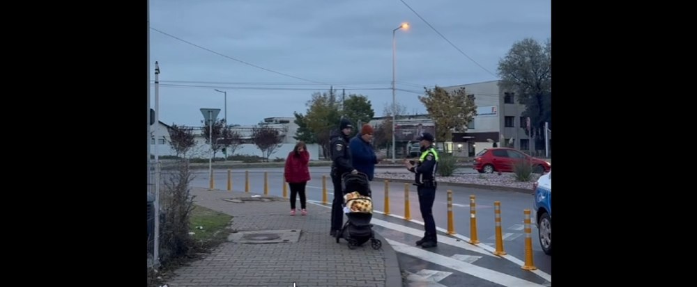 Scene incredibile în Alexandria. Un poliţist plimbă bebeluşul de o lună abandonat în cărucior, în timp ce părinţii se ceartă pe stradă