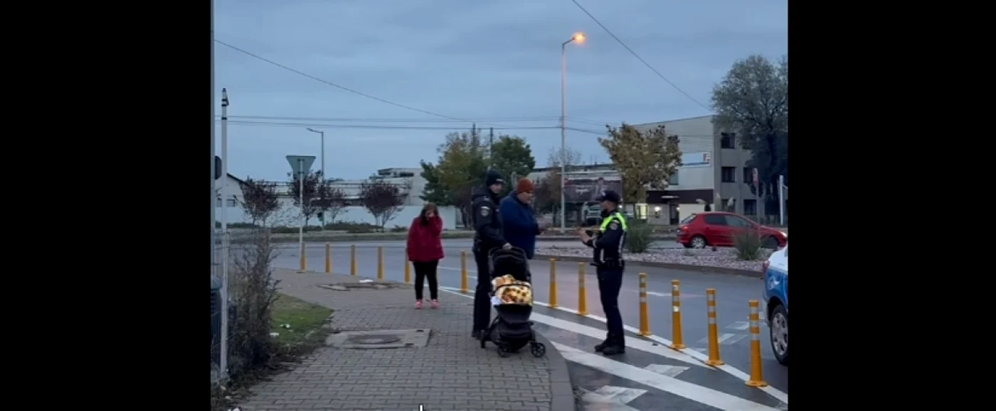 Poliţiştul a încercat să liniştească bebeluşul plimbându-l.