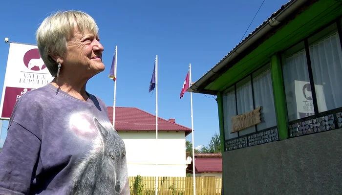 Cornelia Fischer a arborat trei steaguri la intrare în curtea pensiunii. FOTO Iulian Bunilă