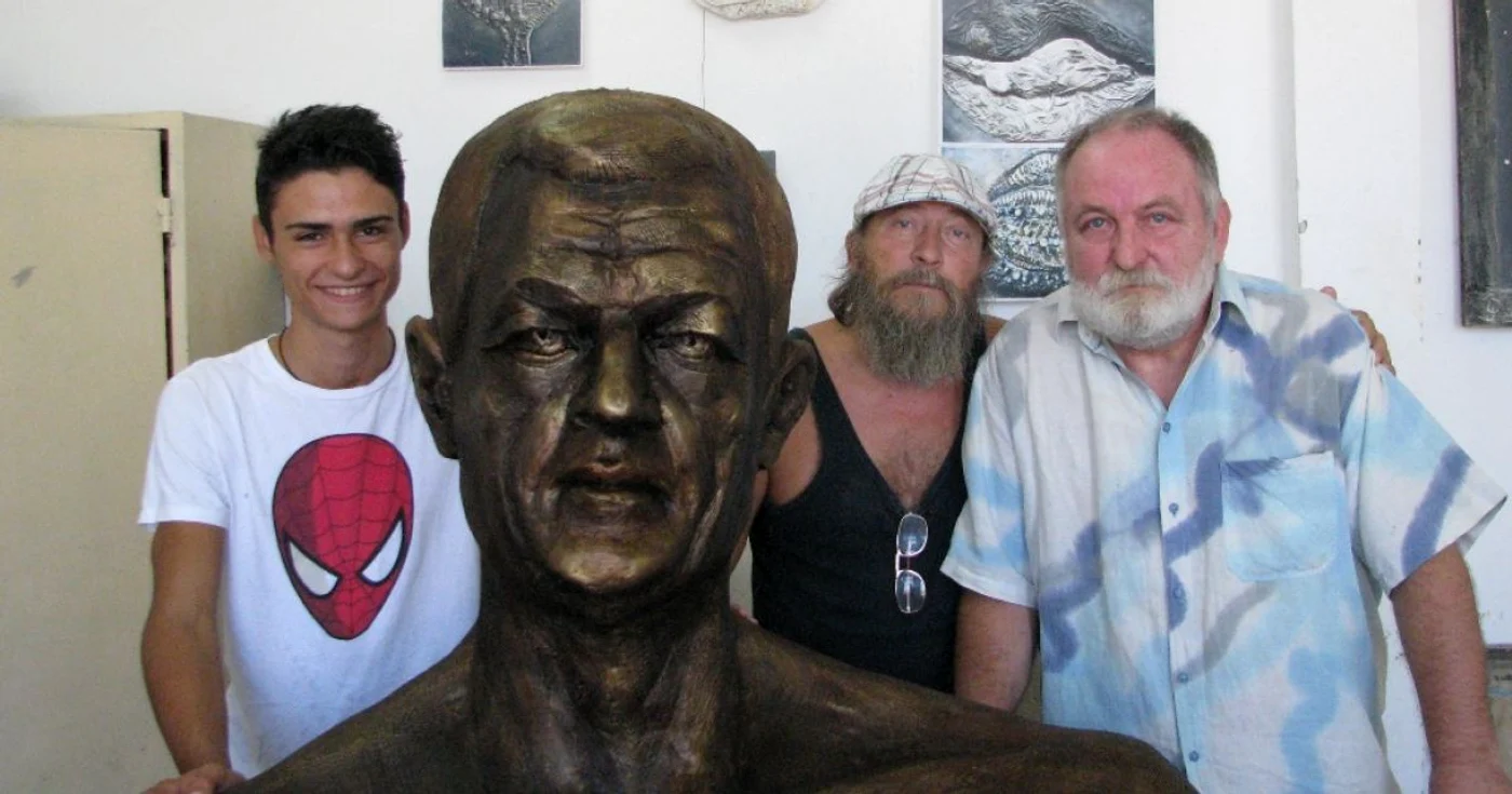 Bust memorial pentru Gheorghe Oancea, şeful salvamarilor, realizat de Ion Tiţoiu FOTO e-reporter.ro