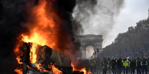 Un camion arde în timpul luptelor de stradă dintre vestele galbene şi poliţişti în apropierea Arcului de Triumf pe Champs Elysees din Paris Franţa FOTO AFP Bertrand Guay