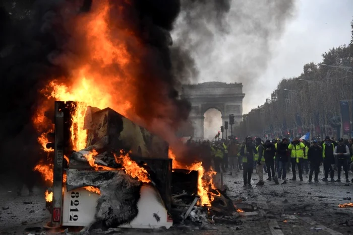 Proteste violente ale "vestelor galbene" pe Champs-Élysées.