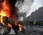 Un camion arde în timpul luptelor de stradă dintre vestele galbene şi poliţişti în apropierea Arcului de Triumf pe Champs Elysees din Paris Franţa FOTO AFP Bertrand Guay