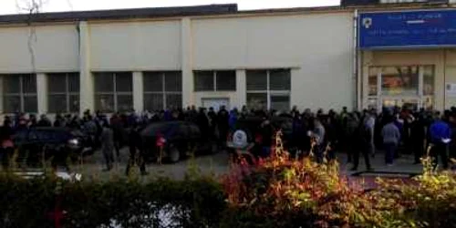 Oamenii stau cu orele la coadă pentru un bon de ordine. FOTOArhivă. 