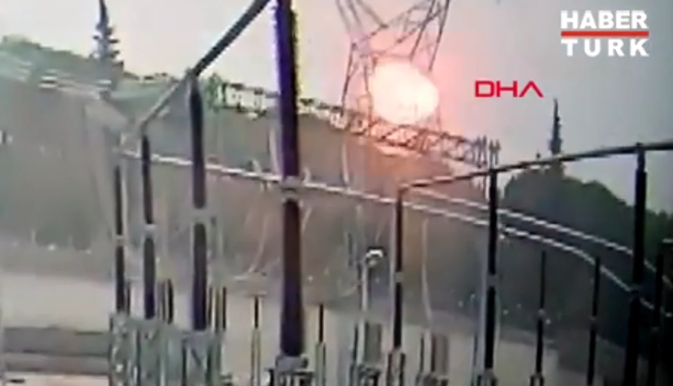 Momentul în care aeronava ia foc după ce atinhe liniile de electricitate Foto: Captură video