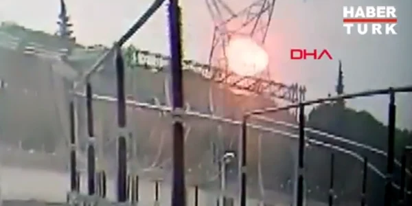 Un avion s a prăbușit peste liniile electrice în Turcia Foto captura video