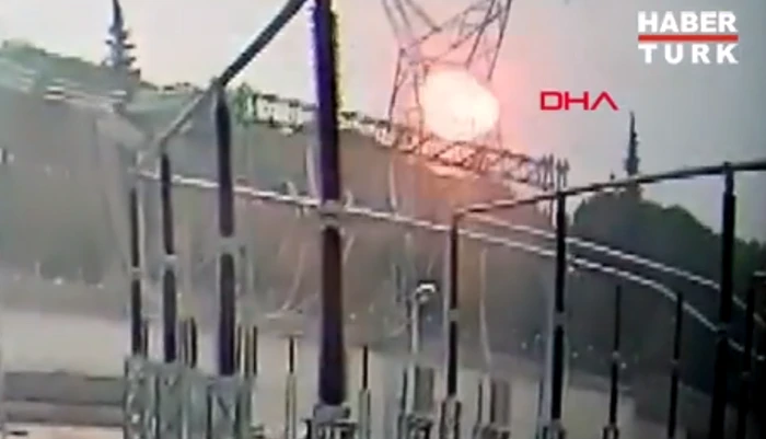 Momentul în care aeronava ia foc după ce atinhe liniile de electricitate Foto: Captură video