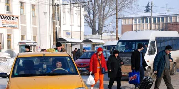 Pe strada din faţa gării cu greu poţi face deosebirea dintre oameni şi autovehicule