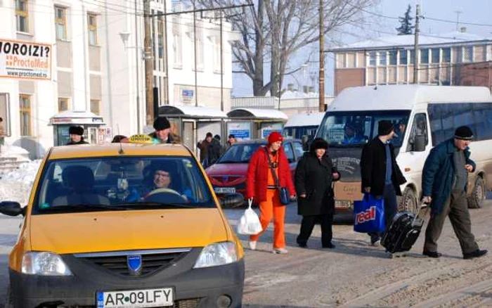 Pe strada din faţa gării cu greu poţi face deosebirea dintre oameni şi autovehicule