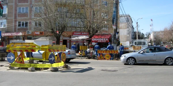 Muncitorii lucrează pentru a remedia avaria la conducta de gaze