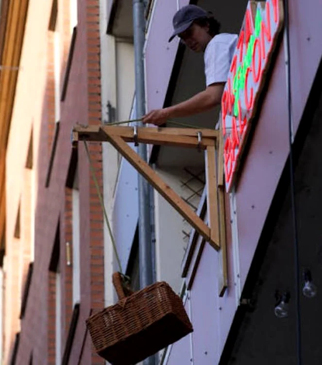 Așa livrează Petter Gran fiecare pizza (Foto: captură video Daily Mail)