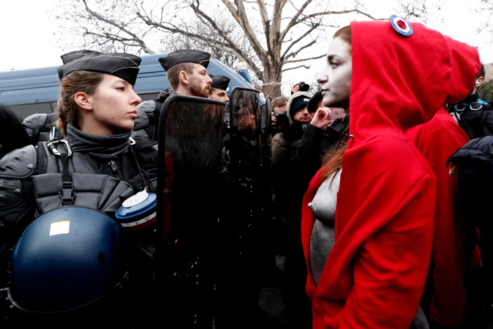 
    Mai multe ”Marianne” în sânii goi și cu glugă roșie pe cap au deschis cea de-a cincea rundă de proteste ale ”vestelor galbene” la Parisfoto: EPA  