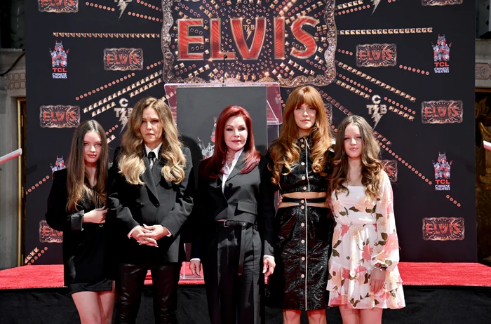 Lisa Marie Presley Priscilla Presley și nepoatele lui Elvis GettyImages 1404296020 jpg
