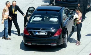 Prinţul Maha Vajiralongkorn,  iubita sa, Suthida şi căţelul „Foo Foo“   sunt îmbarcaţi într un Mercedes jpeg