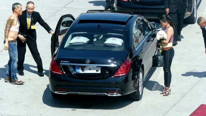 Prinţul Maha Vajiralongkorn, iubita sa, Suthida şi căţelul „Foo Foo“ sunt îmbarcaţi într-un Mercedes