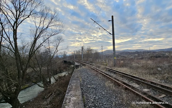Pod peste Cerna pe calea ferată Hunedoara - Simeria. Foto: Daniel Guță. ADEVĂRUL