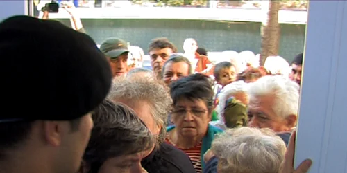 Zeci de buzoieni au așteptat la ușile unui supermarket