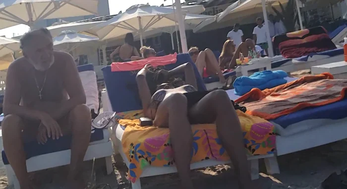 
    Ion Țiriac și Laurette s-au întreținut timp de trei ore pe plajăfoto: Mihai Ionescu  