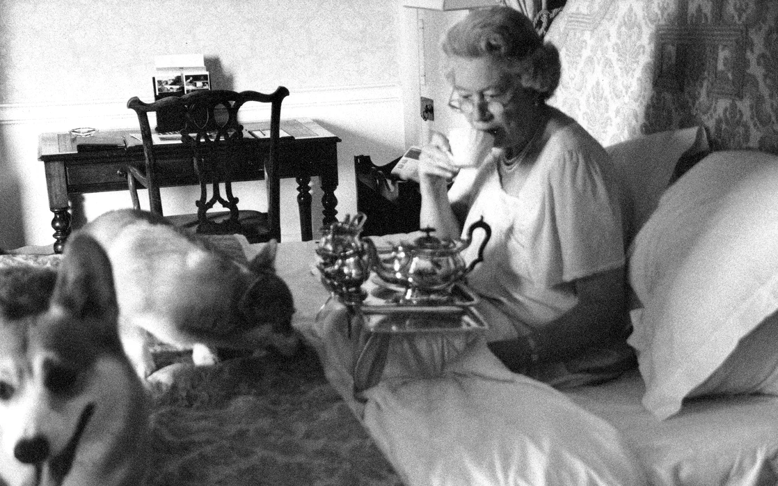 Regina Elisabeta a II-a era însoțită peste tot de câinii săi din rasa Corgi FOTOGRAFII Profimedia